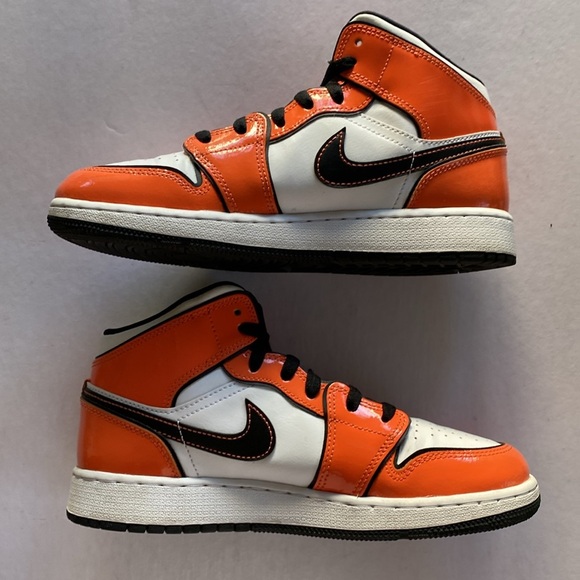 NIKE Air Jordan Mid Top SE Turf Orange BQ6931-802 Size 6Y/ 7-7.5 Women’s - Picture 1 of 9